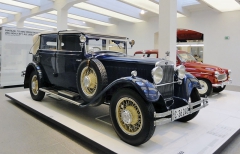 Škoda 860, luxusní automobil s řadovým osmiválcem 3880 cm3 o výkonu 44 kW (60 k), vyráběný v letech 1929 – 1932