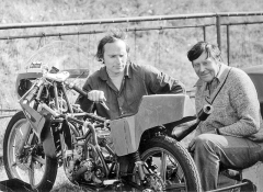 František Krčmář a konstruktér Vlastimil Rain (vpravo) u odstrojeného závodního motocyklu Ravo 5 (Kopčany 1983)