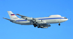 Třetí „kousek“ vzdušného velitelského stanoviště Il-80 RA-86148 má dobře viditelný teleskopický nástavec pro tankování paliva za letu.
