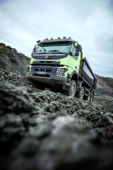 Modelový rad stavebných vozidiel Volvo FMX prišiel do ponuky v roku 2010. O tri roky neskôr prešiel konštrukčnou aktualizáciou a dnes opäť prináša technické novinky.