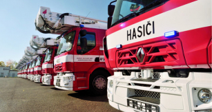 Osmnáct vozidel  Renault Trucks s hasičskými  nástavbami Wiss Czech.