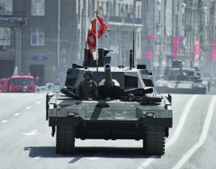 9. května 2015 představila ruská armáda na tradiční vojenské přehlídce ke Dni vítěz- ství na Rudém náměstí v Moskvě zcela nový tank T-14 Armata.