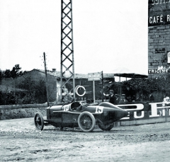 V roce 1914 měla být GP Francie jednoznačnou záležitostí Georga Boillota a Julese Gouxe na Peugeotech EX5, bohužel jim rybník vypálil tým Mercedes s „jakýmsi“ Christianem Lautenschlagerem v čele,