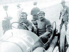 Vítězové 500 mil Indy 1913 – Jules Goux dosáhl tohoto velmi cenného vítězství jako první neamerický a zároveň evropský jezdec.
