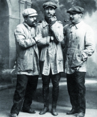 Tři ze čtyř „šarlatánů“ - konstrukční tým Peugeot L76. Zleva Paolo Zuccarelli, Jules Goux a Georges Boillot.