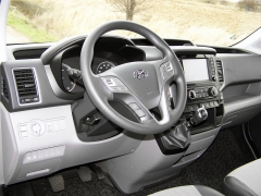 Hyundai - Pracoviště řidiče je prostorné, přehledné, snad jenom těch satelitních spínačů na volantu by mohlo být méně