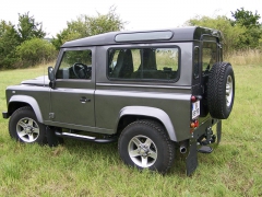 land-rover - Poslední „mohykán“ v segmentu off-road s rezervou na zadních dveřích