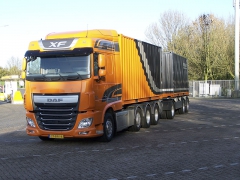 DAF XF 460 FAK 8x2 má tři řiditelné nápravy a i s přívěsem a plně naloženými kontejnery zvládal i subtilní městské kruhové objezdy