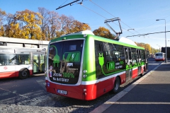 Elektrobus na trolejovém dobíjecím stání