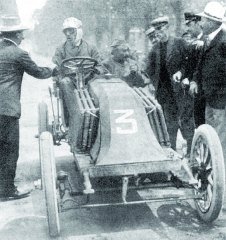 Louis Renault a jeho mechanik Szisz Ferenc na startu strašlivého závodu Paříž – Madrid 1903.