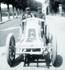 Szisz Ferenc v Renaultu Grand Prix před Velkou cenou Francie 1908.