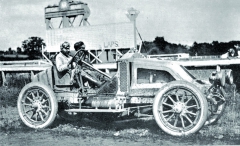 Od roku 1906 se Szisz Ferenc zúčastnil po třikráte za sebou prestižní Velké ceny Francie, vždy na voze Renault Grand Prix.