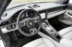 Nový je rovněž interiér s větším centrálním displejem a volantem GT Sport Design
