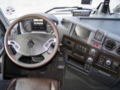 Pracoviště řidiče u verze Comfort je i barevně elegantní, volant je obšitý kůží, střední část palubní desky je natočená k řidiči