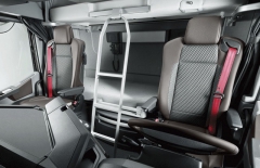 Výborné sedadlo Recaro je vybaveno červenými bezpečnostními pásy