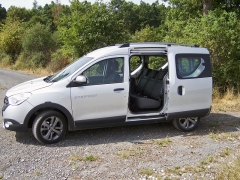 dacia - Boční posuvné dveře umožňují výborný přístup na druhou řadu sedadel