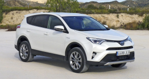 Modernizovaná Toyota RAV4 přichází do Evropy, a to poprvé  i ve vyobrazené verzi Hybrid  s pohonem všech kol