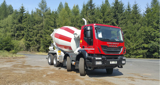Vozidlo Iveco Trakker s nástavbou domíchávače betonu