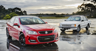 Holden Commodore VF II s motorem LS3, za ním historický Commodore VB ročníku 1978