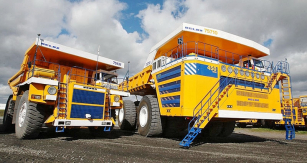 Belaz 75131 s užitečnou hmotností 110/130 tun a jeho největší bratr Belaz 75710...