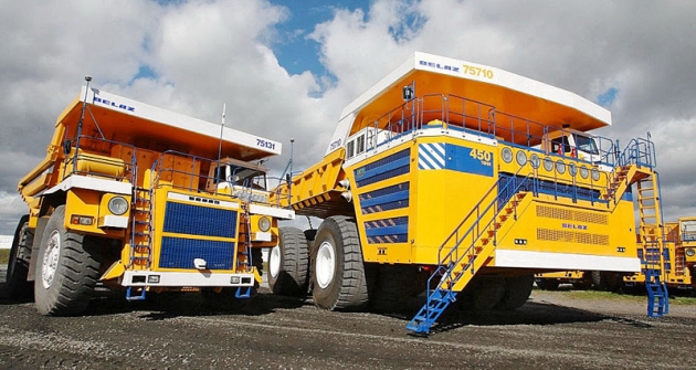Belaz 75131 s užitečnou hmotností 110/130 tun a jeho největší bratr Belaz 75710... Belaz 75131 s užitečnou hmotností 110/130 tun a jeho největší bratr Belaz 75710...