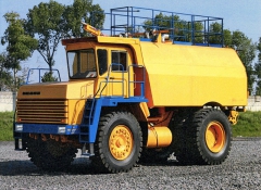 Cisterna Belaz 76470 (TMZ nebo Cummins; 368/448 kW) pro povrchové doly