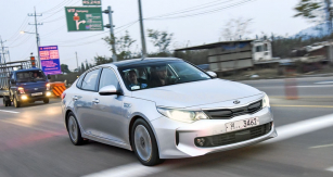 Hybridní Kia Optima při zkouškách v Koreji