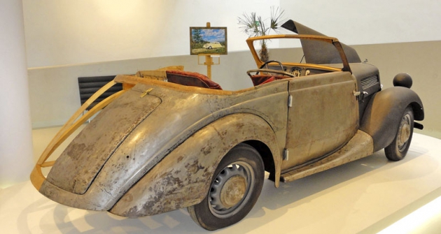 Praga Piccolo model 1939 v názorném řezu, prozrazujícím smíšenou stavbu karoserie s dřevěnými výztuhami