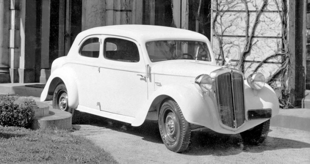 Bílá dvoudveřová Škoda 932 s motorem vzadu (duben 1934)