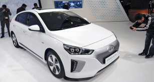 Hyundai Ioniq Electric,  jedna ze tří verzí  rodinného vozu budoucnosti s alternativním pohonem