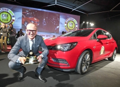 Trofej převzal Dr. Karl-Thomas Neumann, prezident a předseda představenstva společnosti Adam Opel AG