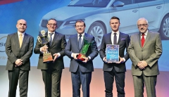 Cenu Auto roku 2016 v ČR pro Škodu Superb převzali zástupci výrobce Bohdan Wojnar (člen představenstva Škoda Auto, uprostřed), Luboš Vlček (vedoucí prodejů ČR, druhý zleva) a Vítězslav Pelc (Komunikace podniku); předávajícími byli Jaromír Hájek (LeasePlan, vlevo) a předseda poroty Tom Hyan (vpravo)