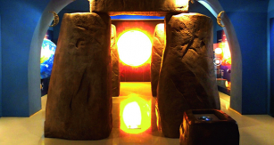 „Brána času“  a la Stonehenge.
