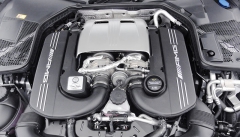 Nový osmiválec 4.0 V8 Bi-Turbo rovněž v Affalterbachu montuje jediný zaměstnanec; jeho podpis pak zdobí štítek motoru
