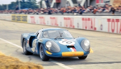 Alpine-Renault A220 na trati v Montlhéry při závodě 1000 km Paříže 1968