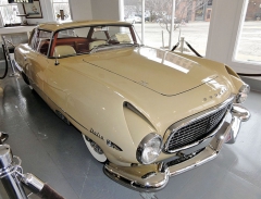 Hudson Italia 1955 s karoserií Touring Superleggera a šestiválcem 3302 cm3 o výkonu 114 k (84 kW)/4000 min‑1 vznikl ve 26 exemplářích (21 se dochovalo)