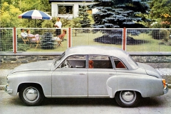 Limousine 1000 Standard ve zmíněné šedé barvě, jaké jezdily v Československu