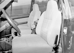 Tatra 613 Long měla speciálně zhotovená sedadla s integrovanou opěrkou hlavy
