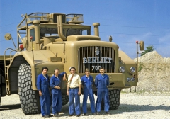 Berliet T100 (1957), největší nákladní automobil světa, jediný dochovaný ze čtyř kusů, se vrátil do Lyonu v roce 1981 z ropných polí v Alžírsku