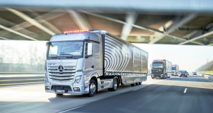 Březen 2016, další krok k dosažení plné konektivity byl právě učiněn. Na dálnici A52 v Německu vyrazila první „jízdní četa“ (Platoon) propojených silničních souprav Mercedes-Benz.