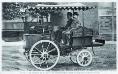 Georges Bouton a hrabě Gaston Chasseloup-Laubat v parním voze De Dion-Bouton „Dog Cart“ z roku 1885. Pravděpodobně jde o vůz, který zvítězil v závodě Marseille-La Turbie 1897.