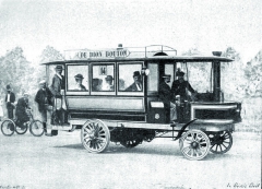 Autobus De Dion-Bouton, stále s parním strojem, ale již povědomých vnějších tvarů. Jako vždy u de Diona šlo o moderní záležitost.