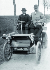 Albert de Dion se svým šoférem ve voze své značky z roku 1899.