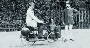 Albert de Dion na jednom ze svých prvních pohybovadel s parním motorem – 1883.