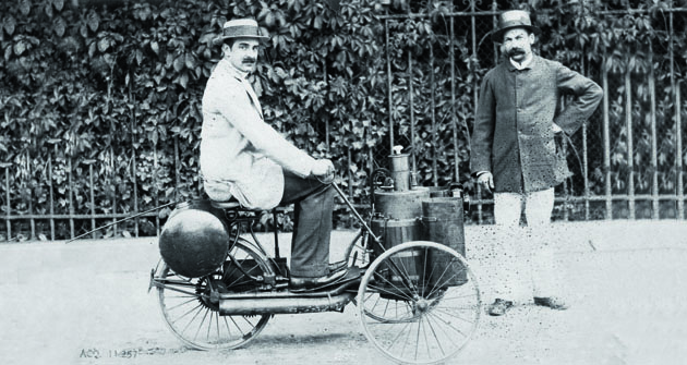 Albert de Dion na jednom ze svých prvních pohybovadel s parním motorem – 1883.