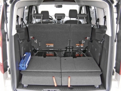 ford-I v pětimístném uspořádání je zavazadlový prostor zmenšen díky přídavným sedadlům ve třetí řadě