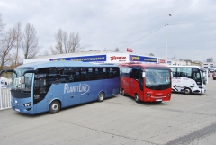 Servisní centrum Turancar CZ Praha a zleva autobus Visigo, Novo a Turquise