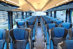 Cestující mají k dispozici komfortní sedadla v provedení kůže/látka