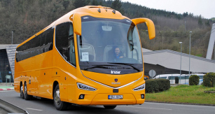 Scania Irizar i8 vyjíždí z brány španělské karosárny