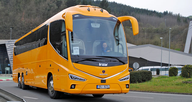 Scania Irizar i8 vyjíždí z brány španělské karosárny